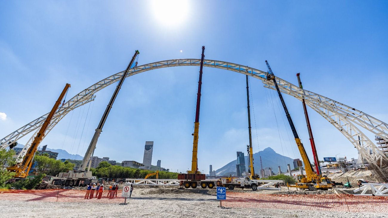 Puente 'Nuevo' sobre río Santa Catarina registra el 75% de avance