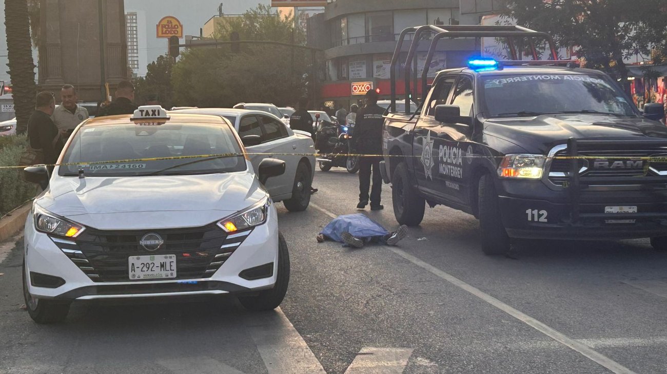 Conductor de taxi pierde la vida en centro de Monterrey