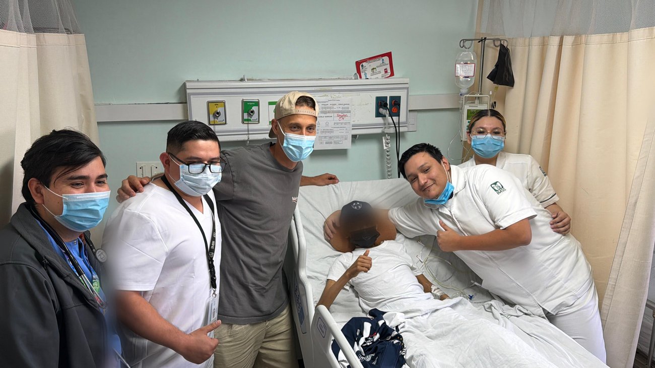 Sergio Canales visita a niño internado en clínica del IMSS