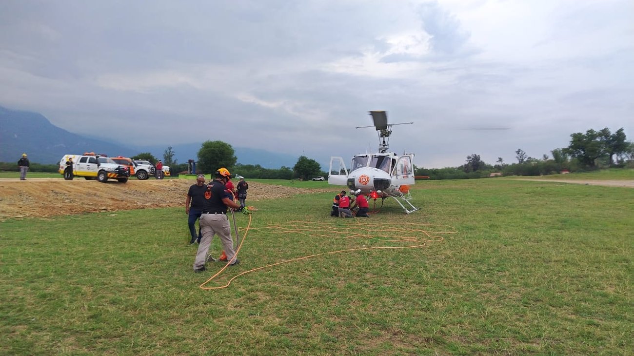 Rescatan a dos personas por accidente de parapente en Santiago