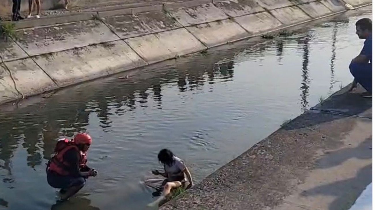 Rescatan a alumna tras lanzarse a dren en Reynosa