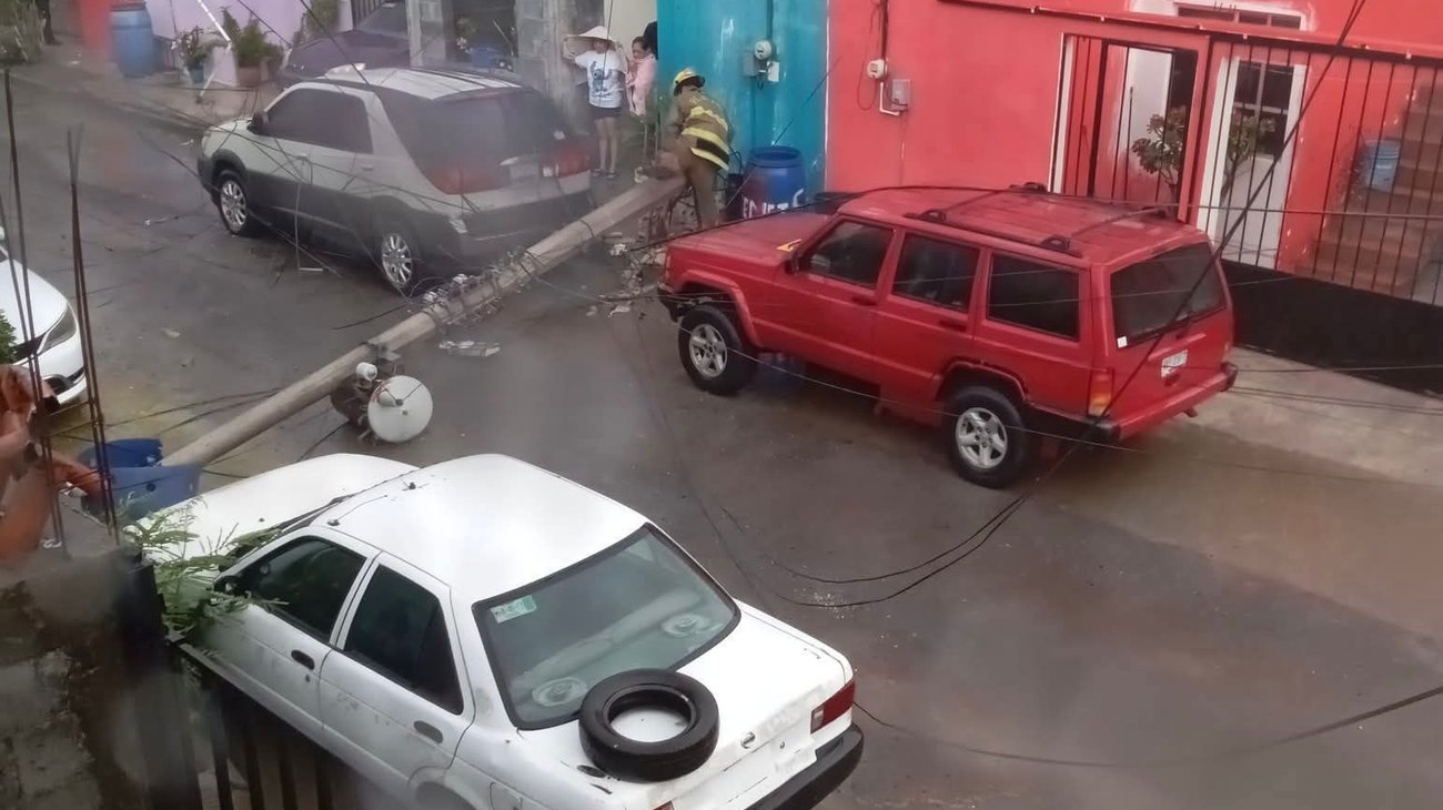 Poste de CFE cae sobre camioneta en Hacienda Praderas, Matamoros