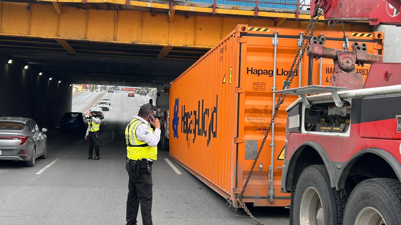 Tráiler queda atorado bajo puente en Monterrey