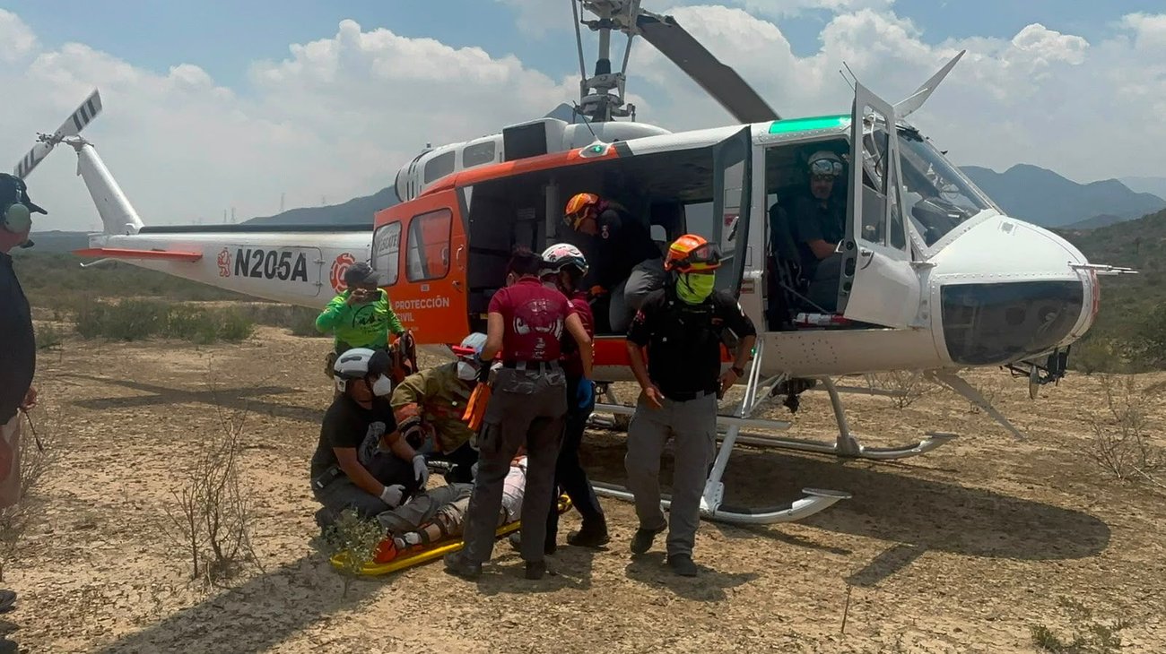 Rescatan a hombre lesionado tras caerse de cerro La Mota