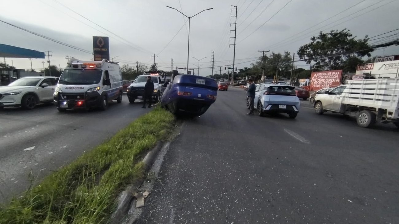 Intento de rebase termina en volcadura en Apodaca