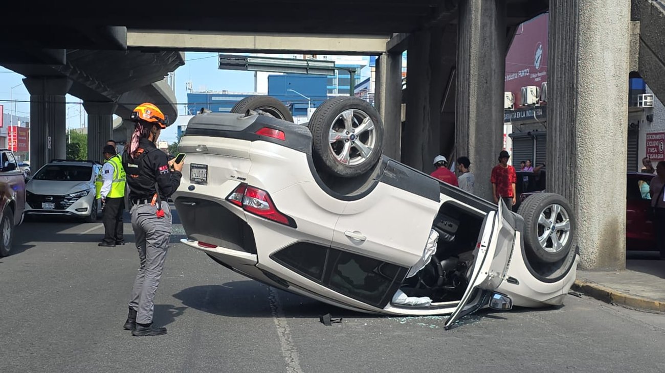 Atienden volcadura sobre avenida Colón en Monterrey
