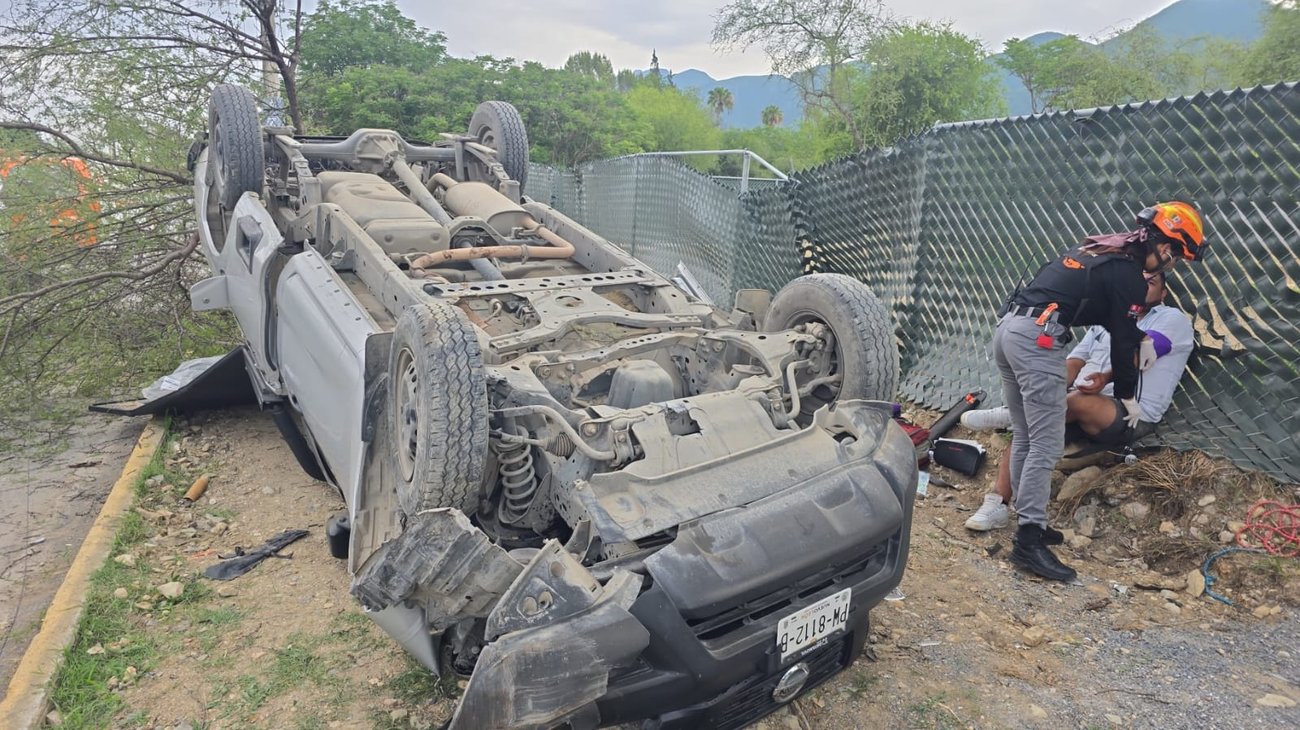 Volcadura deja un lesionado en zona sur de Monterrey