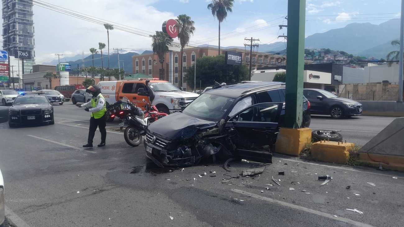 Dos mujeres resultan lesionadas tras choque en Contry