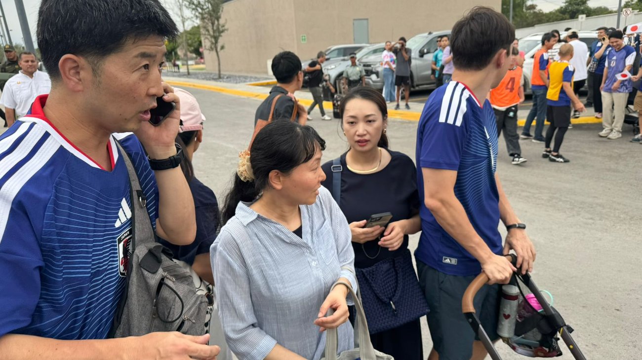 Aficionados japoneses esperan a su selección en el CET de Tigres