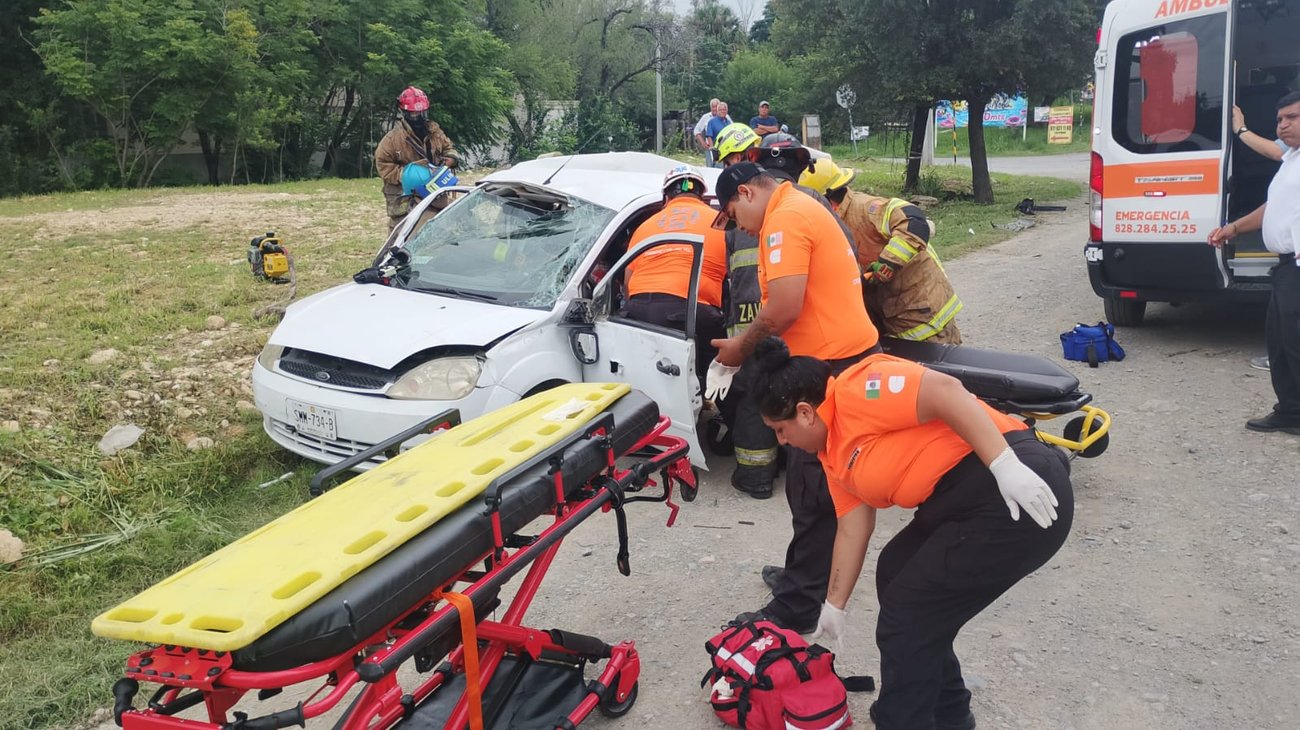 Muere mujer y su hijo en accidente en Carretera Cadereyta-Allende