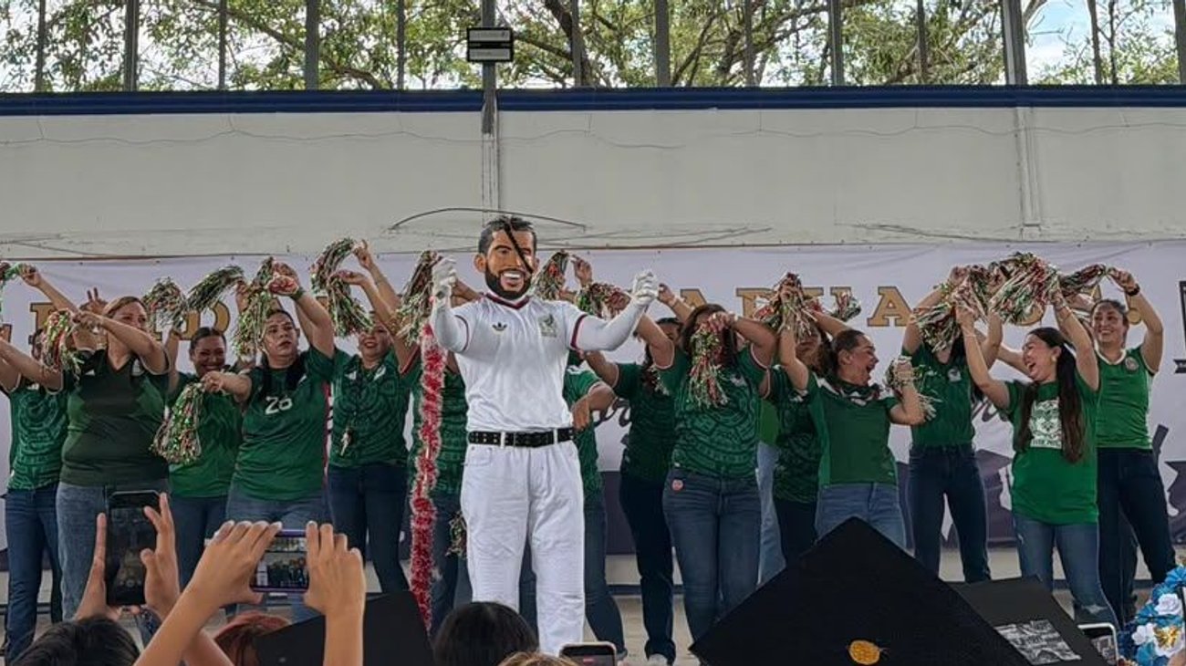 Graduación se vuelve viral con baile de maestros en Reynosa