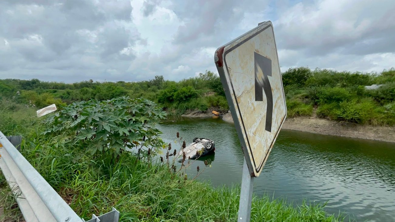 Pareja sale ilesa tras caer con auto en el canal Rodhe