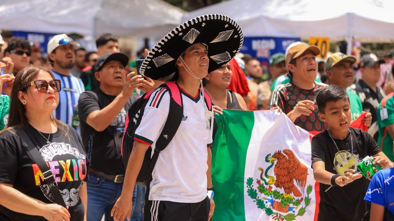 Con mariachi y goles celebran triunfo de México en el Regio Fest