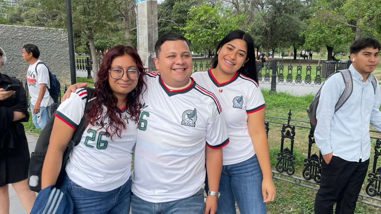 Lucen regios en las calles la camiseta de México