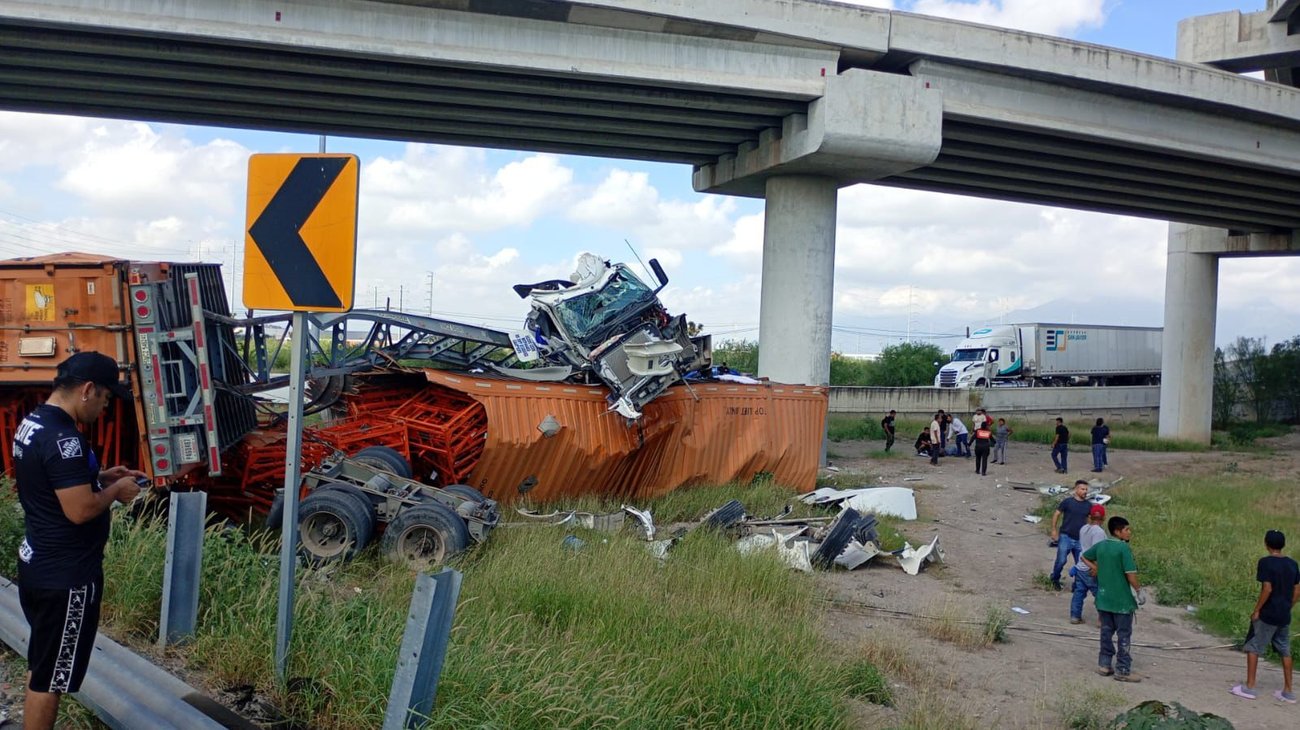 Tráiler cae de puente en Salinas Victoria; reportan lesionados