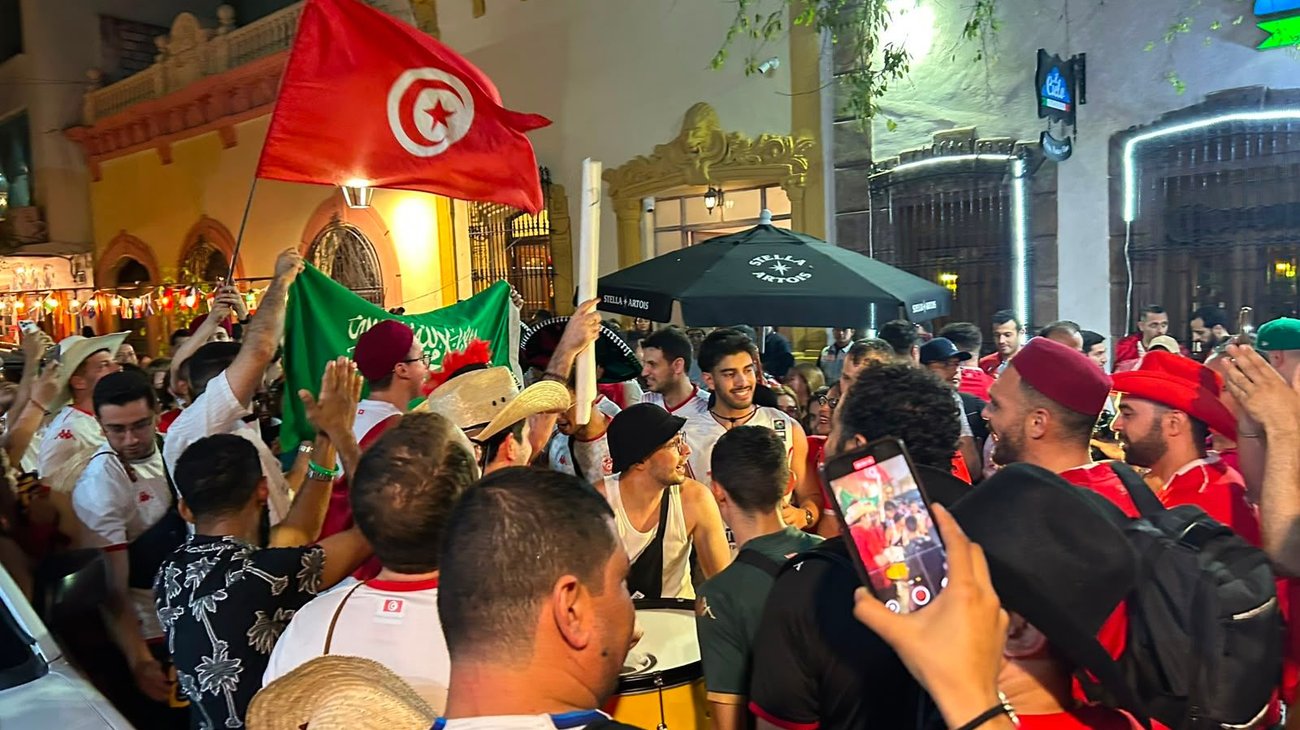 Se arma fiesta con fans de Suecia y Túnez en Barrio Antiguo 