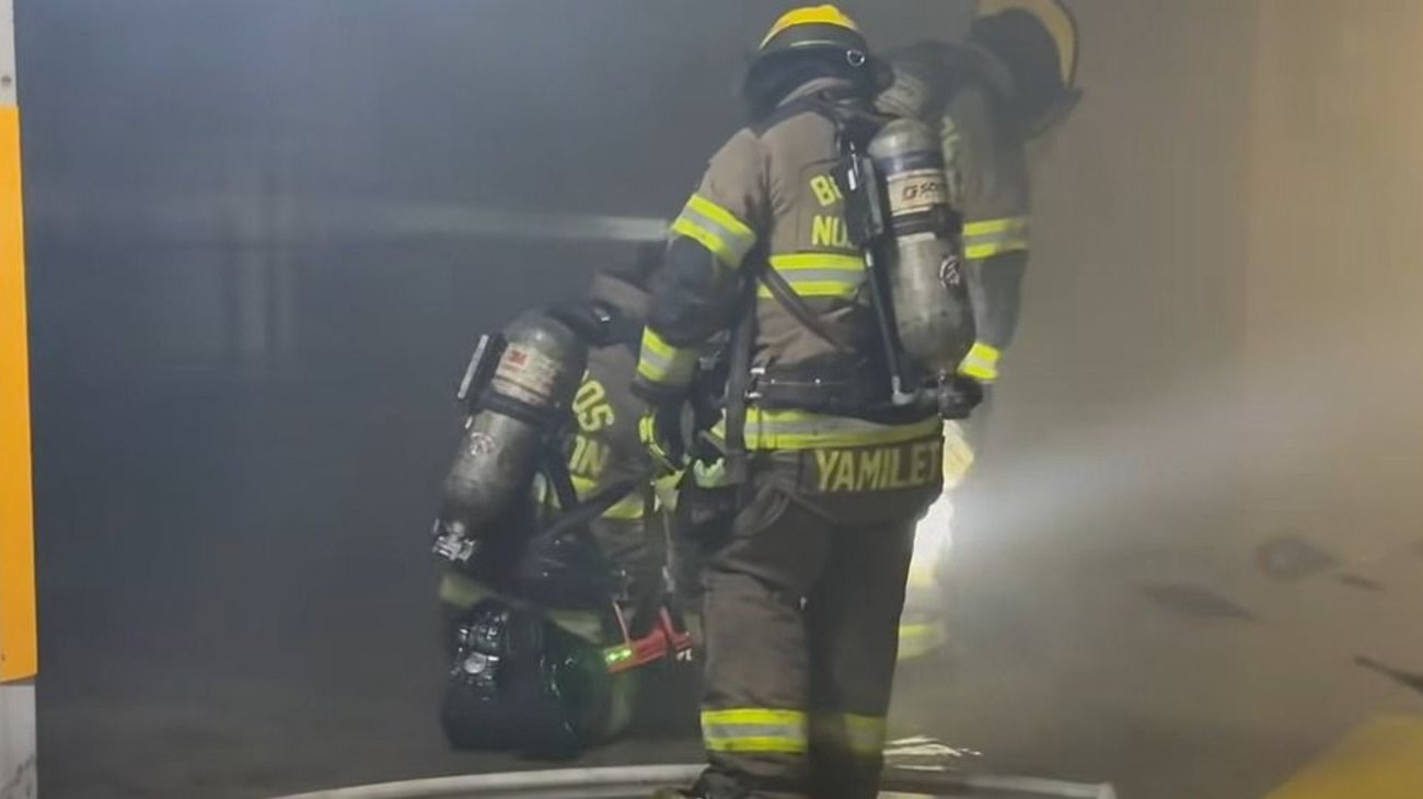 Evacúan a más de 700 personas tras incendio en Pabellón M