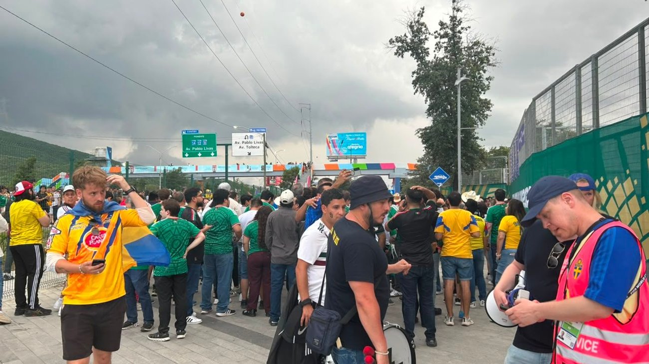 El Estadio Monterrey se pinta de fiesta bajo un cielo nublado