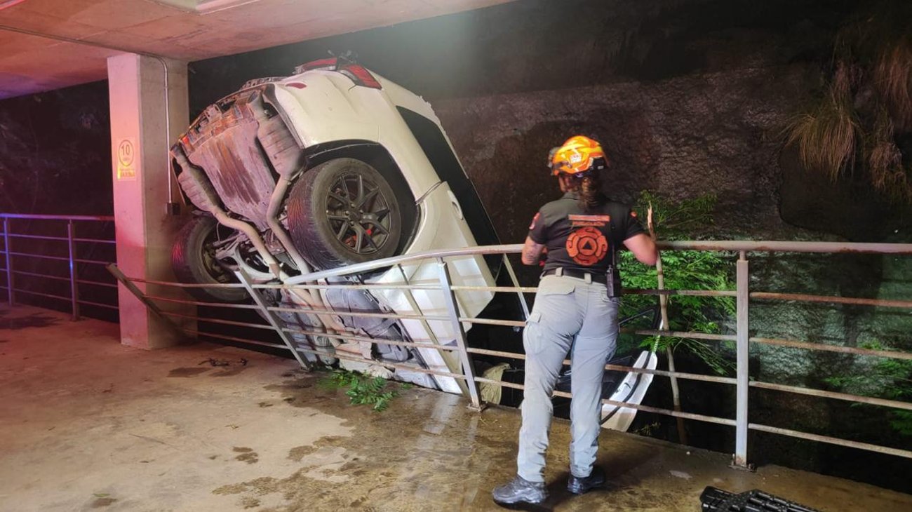 Vehículo cae tres pisos en estacionamiento de San Pedro