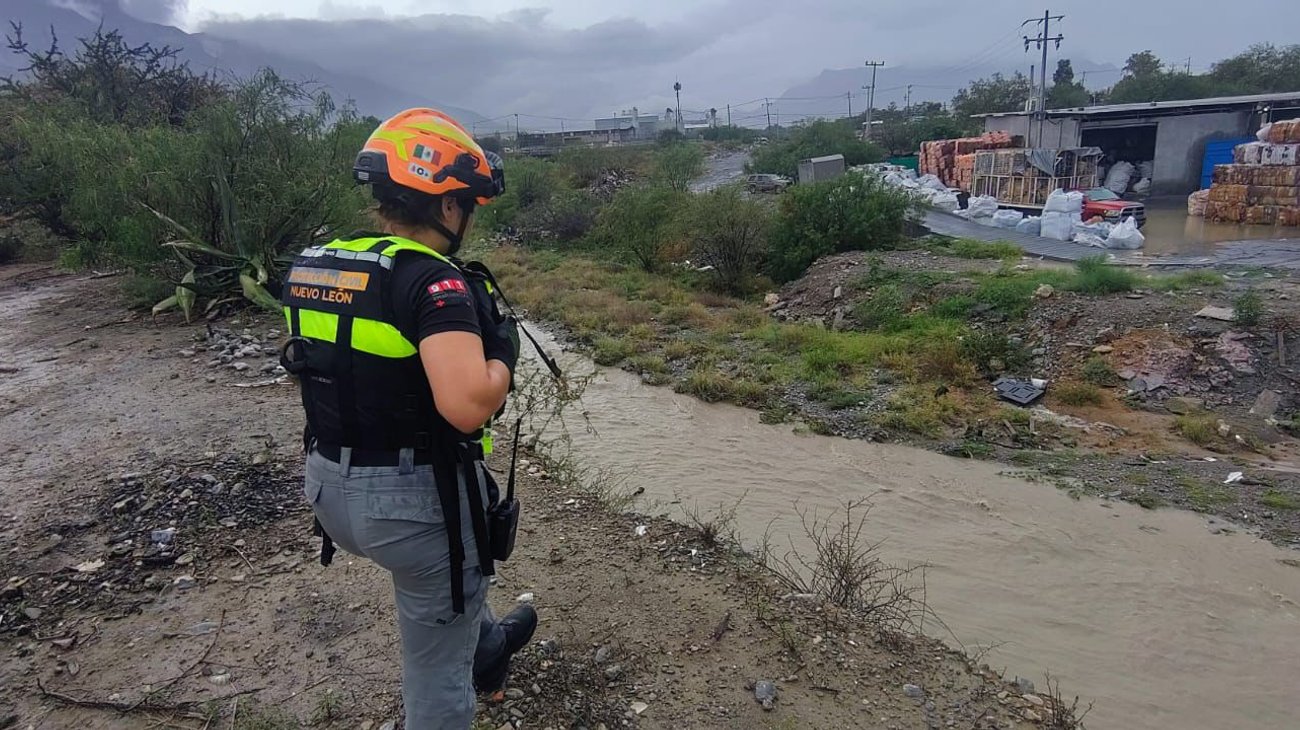 Buscan a hombre arrastrado por corriente en Escobedo