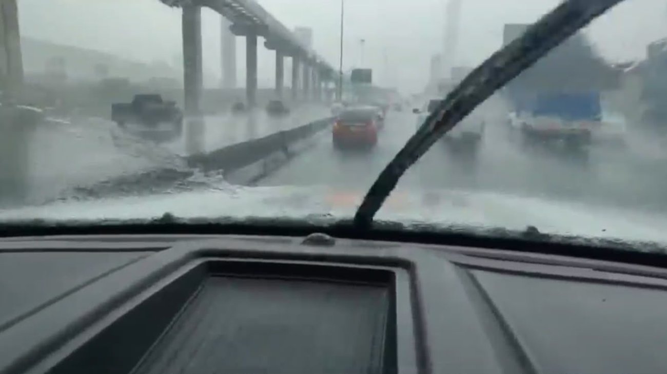 Lluvias dejan vehículos varados, y cierres viales
