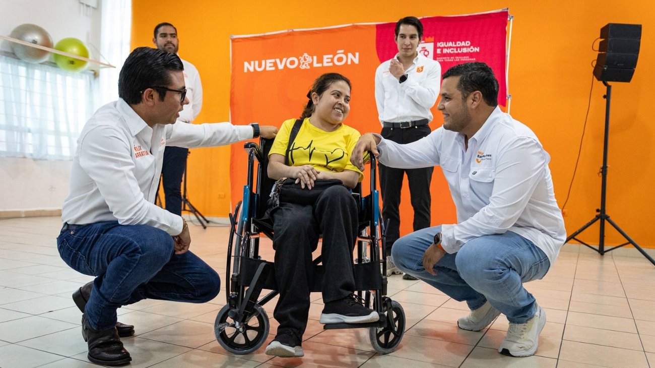 Miguel Sánchez Rivera entrega apoyos de movilidad en Zuazua