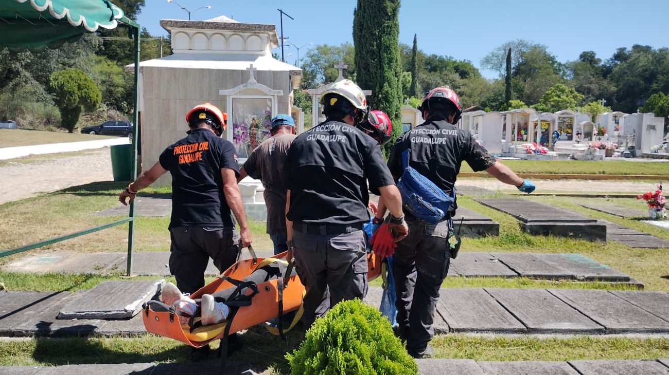 Mujer cae a tumba de dos metros en panteón de Guadalupe