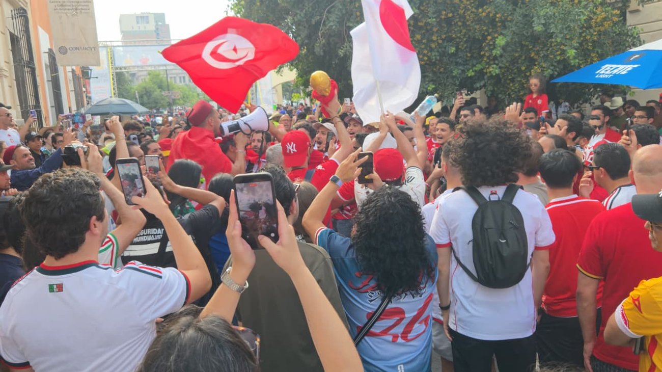 Miles de aficionados de Túnez invaden las calles de Monterrey