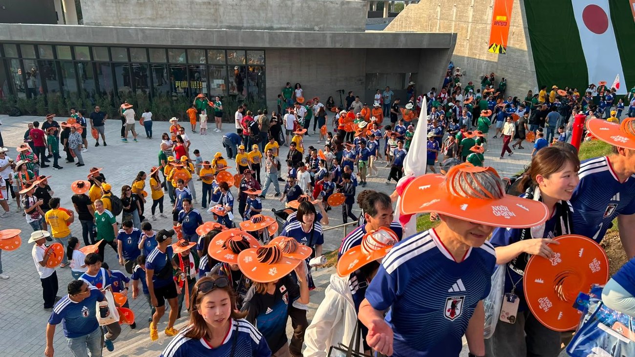 Caravana japonesa avanza rumbo al Estadio Monterrey