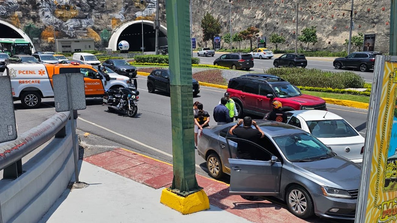 Revolvedora sin freno impacta auto estacionado en Monterrey