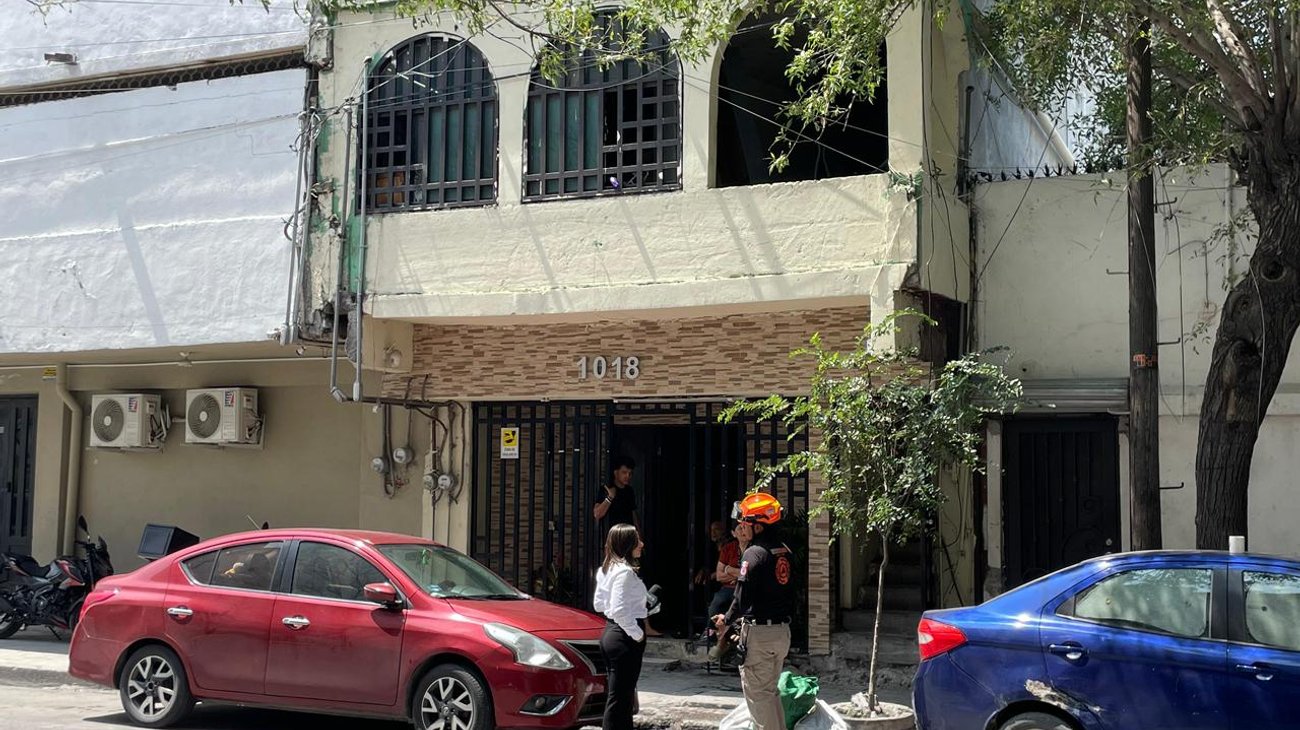 Jóvenes auxilian en incendio en el centro de Monterrey 