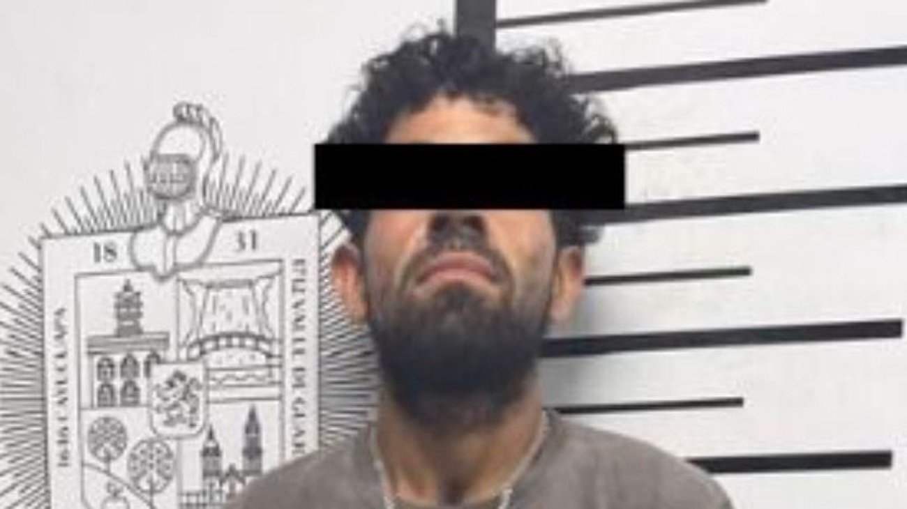 Detienen a hombre por ir fumando presunta marihuana