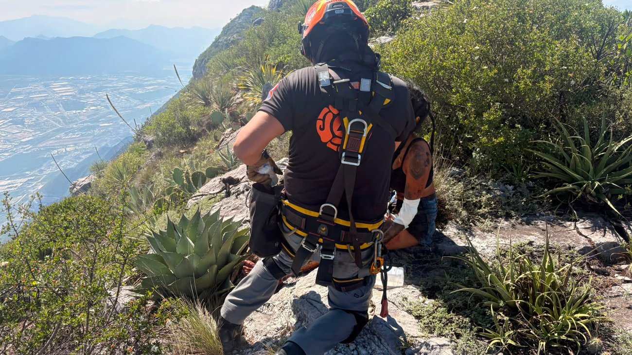 Rescatan a mujer extraviada en el Cerro de las Mitras