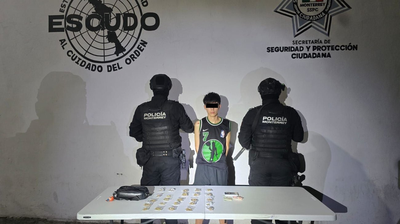 Detienen a joven con 25 dosis de droga en Monterrey