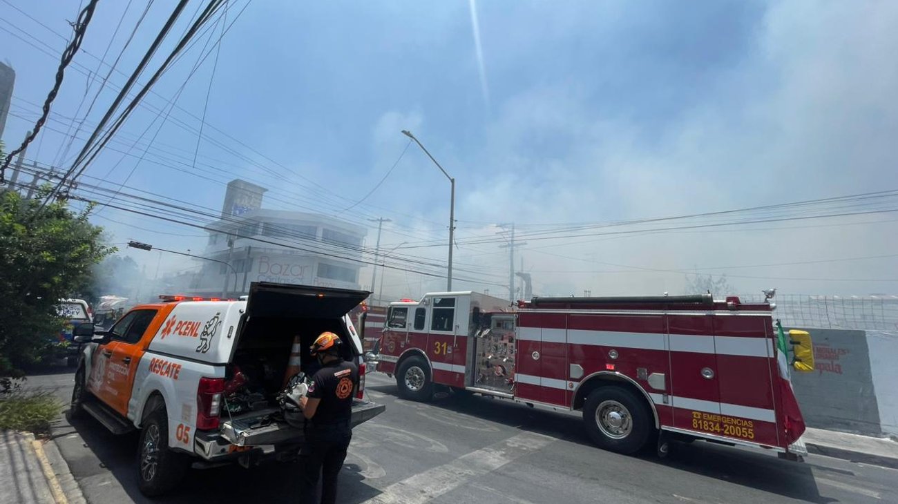 Arde negocio abandonado en el Centro de Monterrey