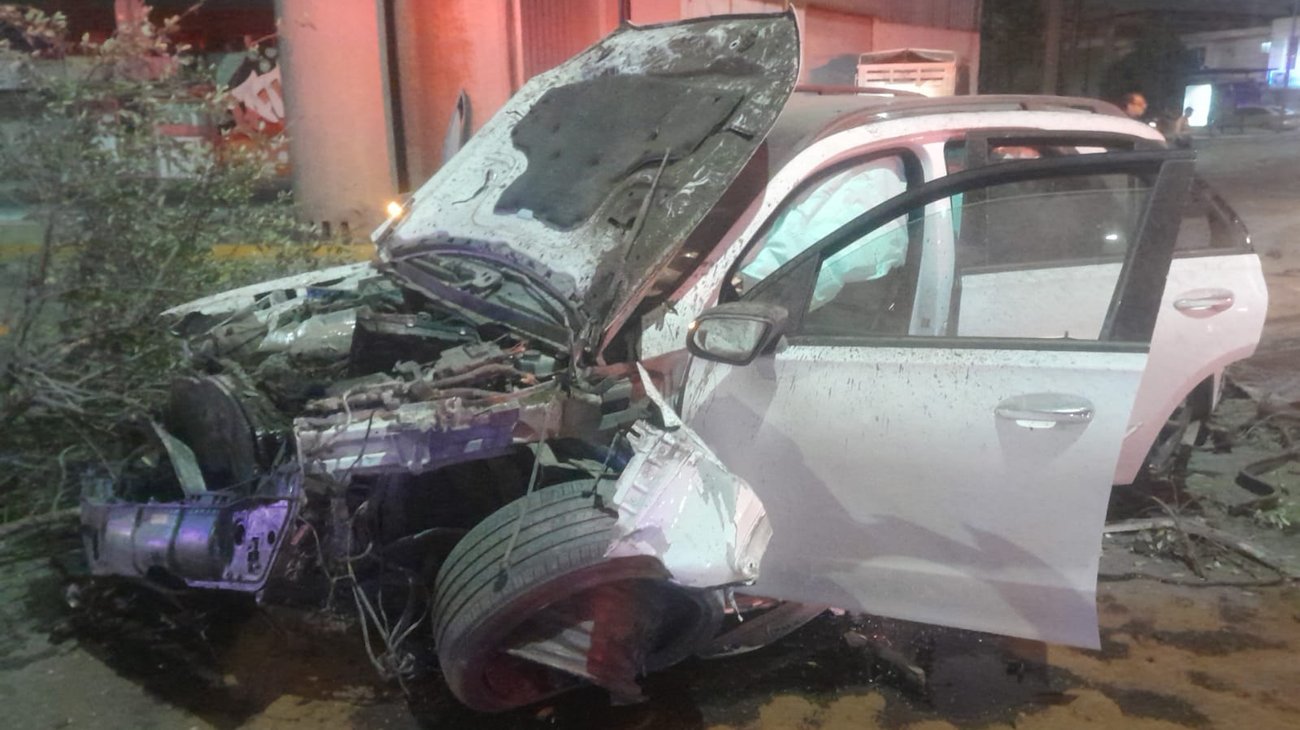 Camioneta choca contra árbol y rotonda en Monterrey