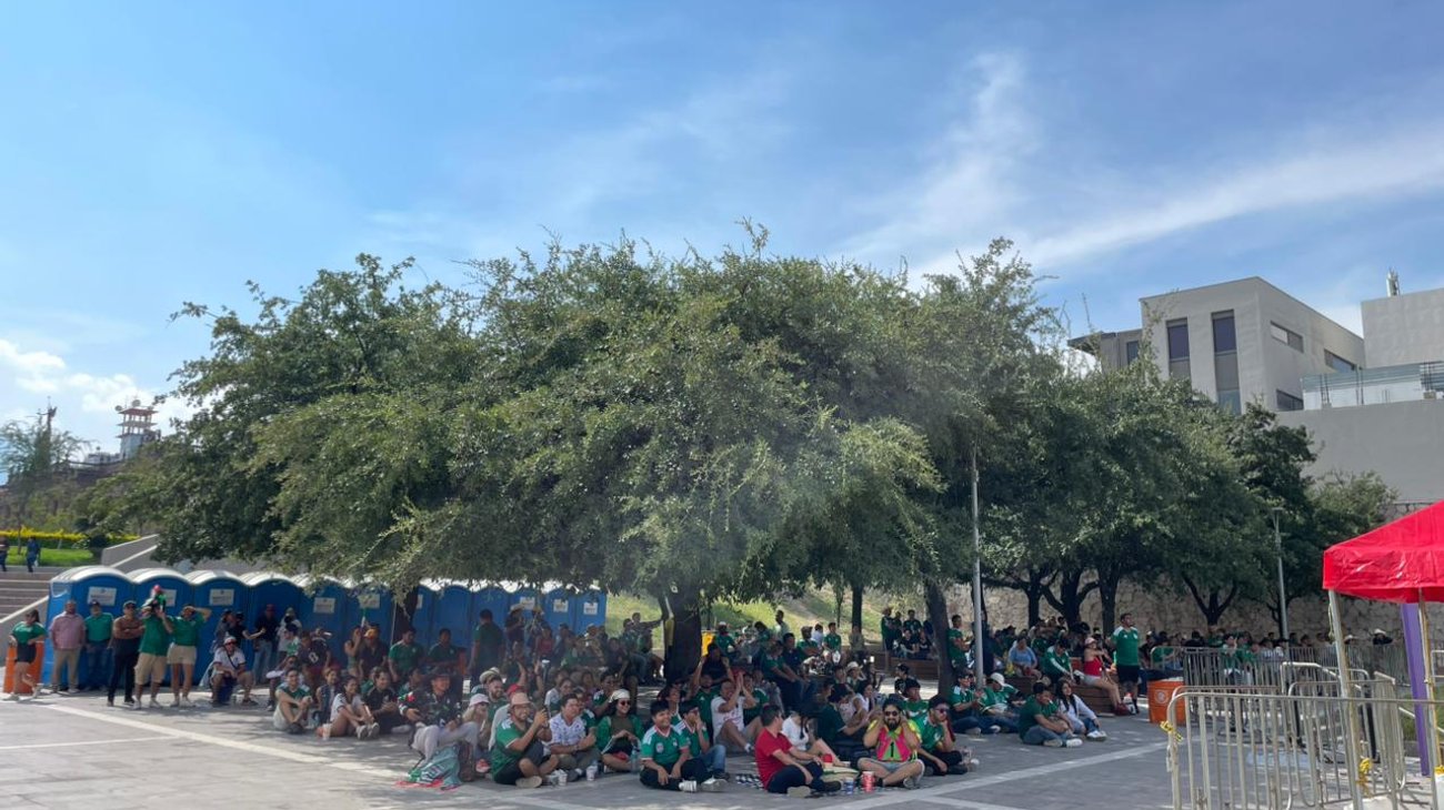 Buscan sombra aficionados ante intenso calor previo al partido
