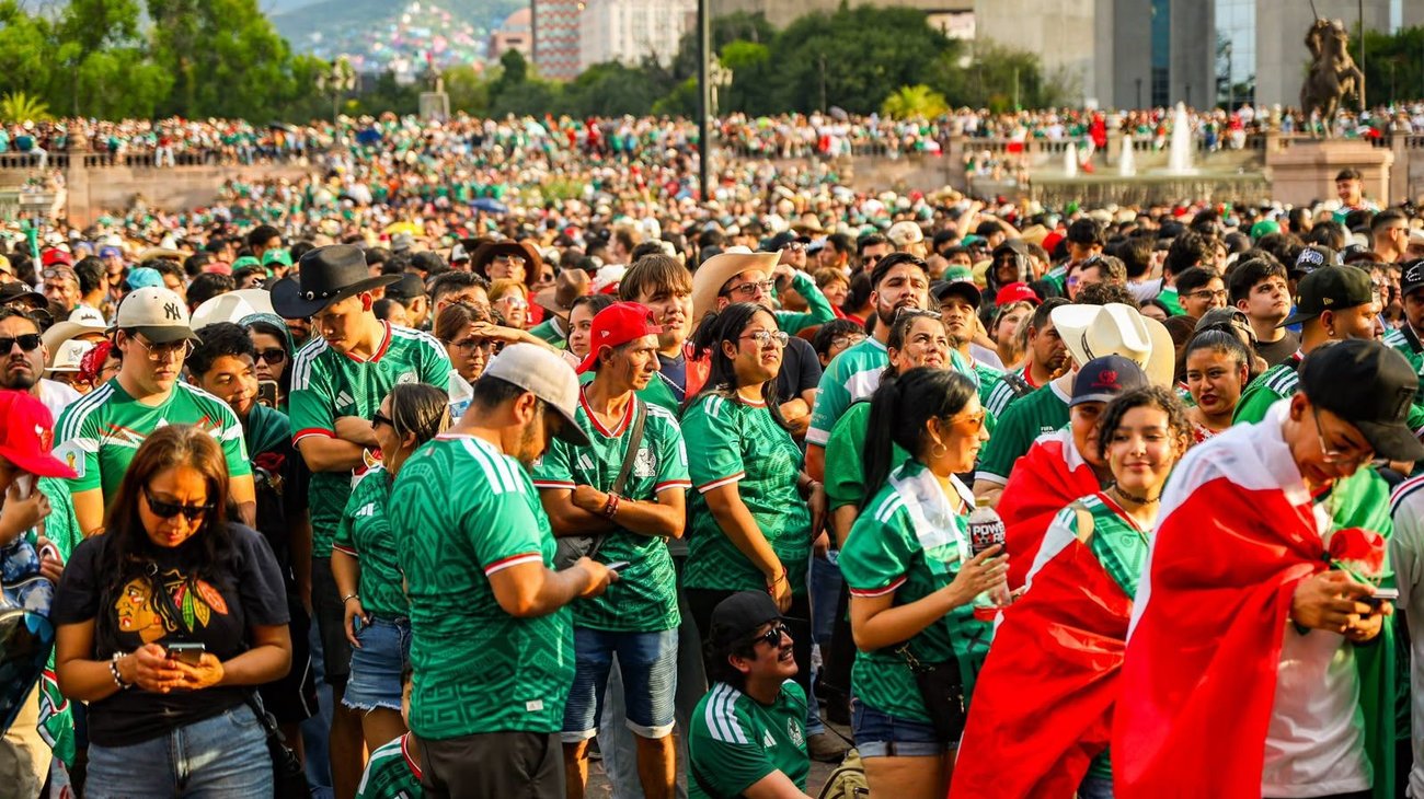 Regios abarrotan sedes para apoyar a México ante Inglaterra