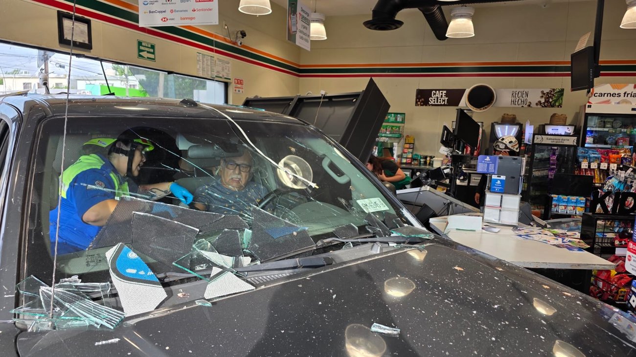 Hombre confunde pedales y choca contra tienda en San Nicolás
