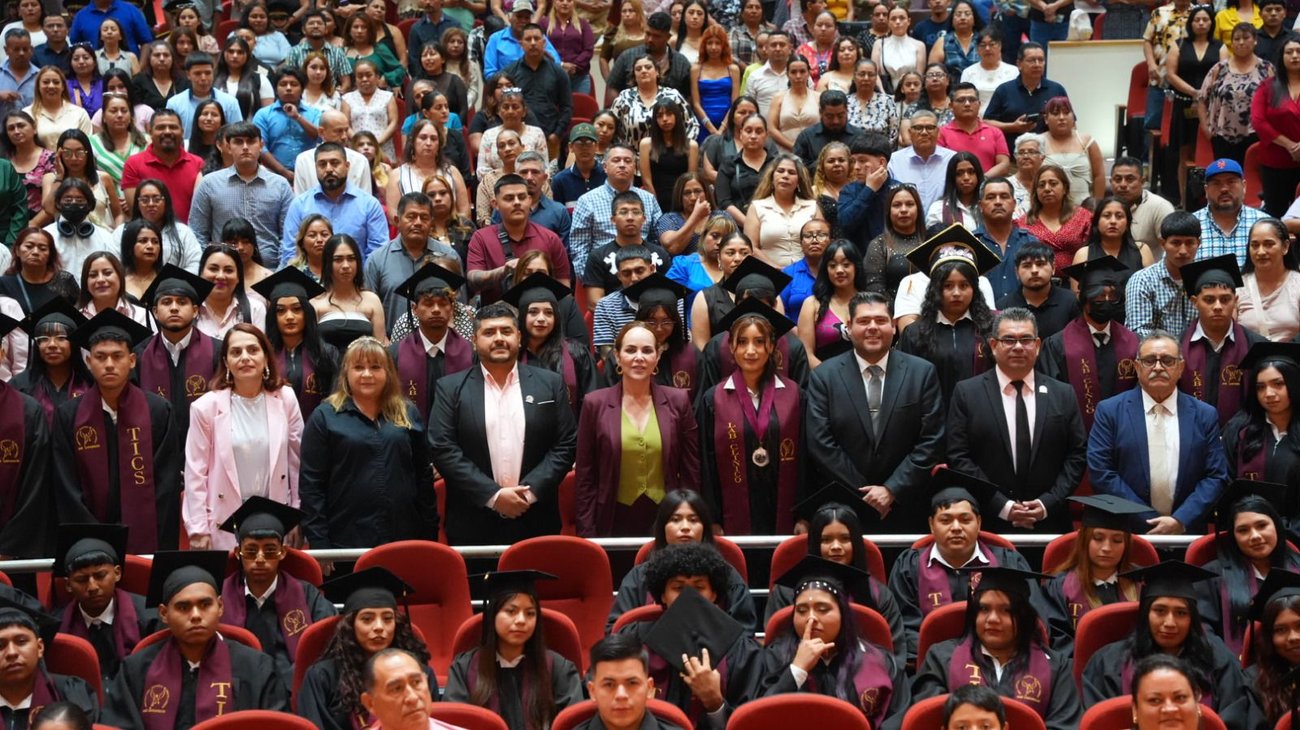 Egresan mil 650 alumnos de preparatorias municipales