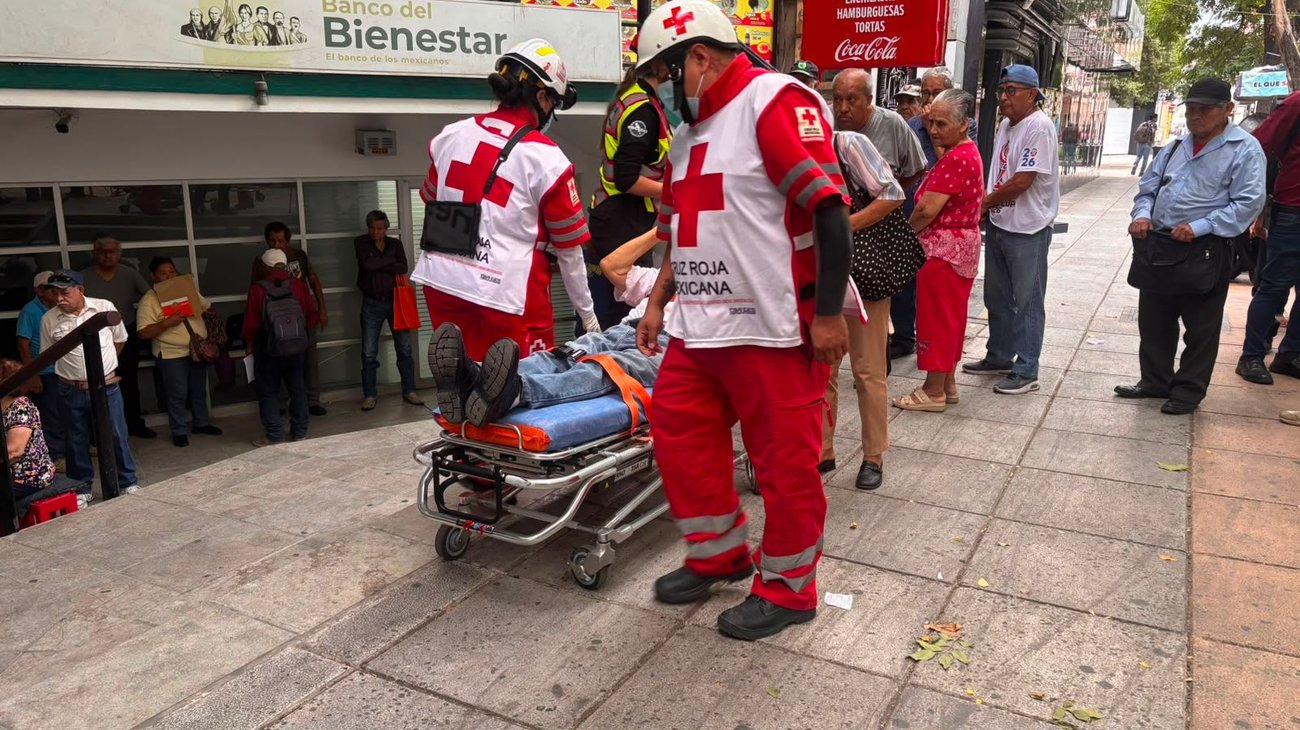 Caída en Banco del Bienestar deja dos adultos mayores heridos