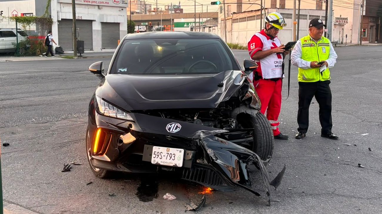 Choca automóvil contra camión materialista en Monterrey