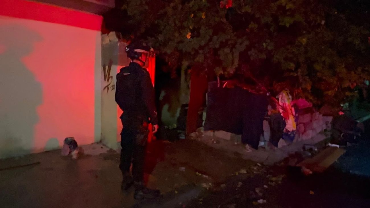Incendio consume vivienda en Monterrey; dueño sufre intoxicación