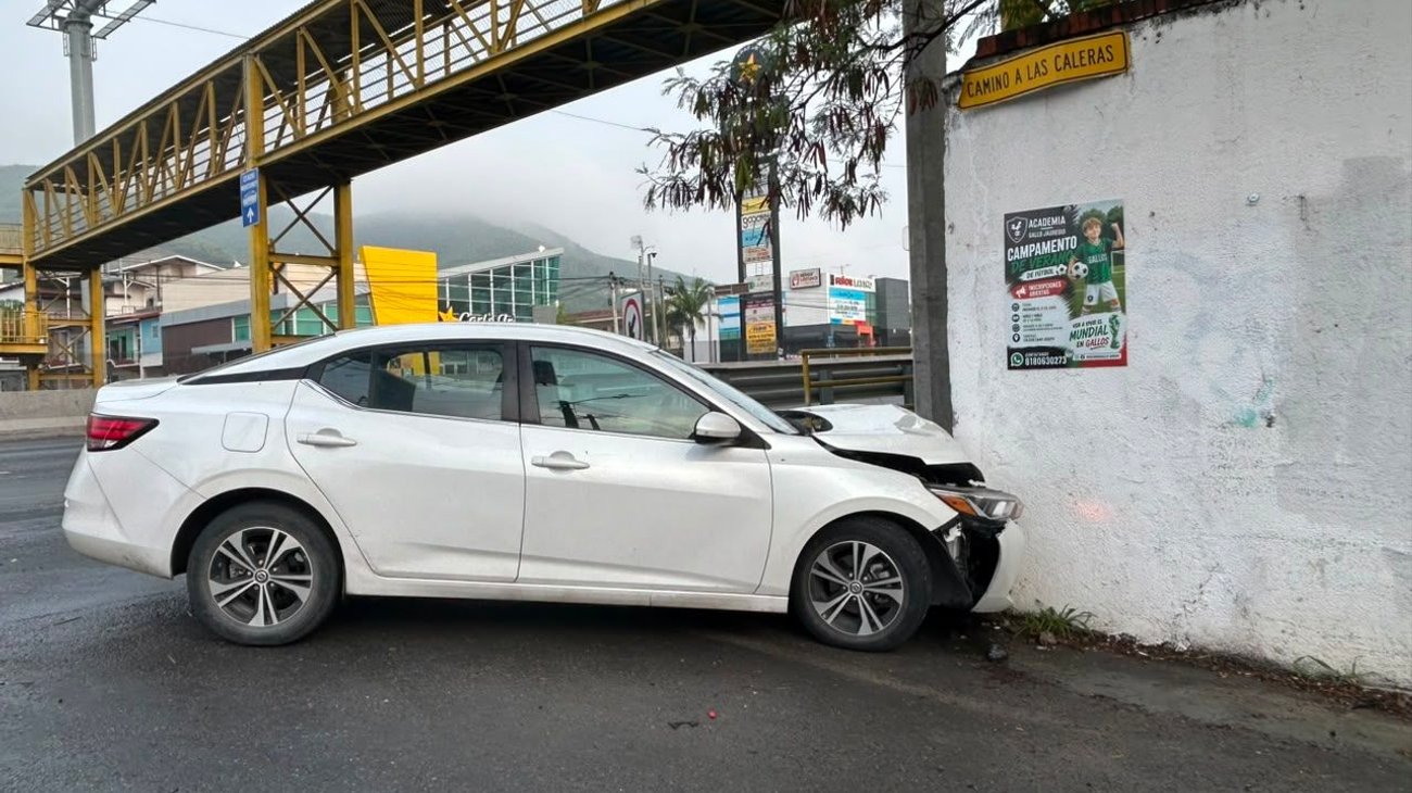 Termina contra barda tras derrapar en Carretera Nacional