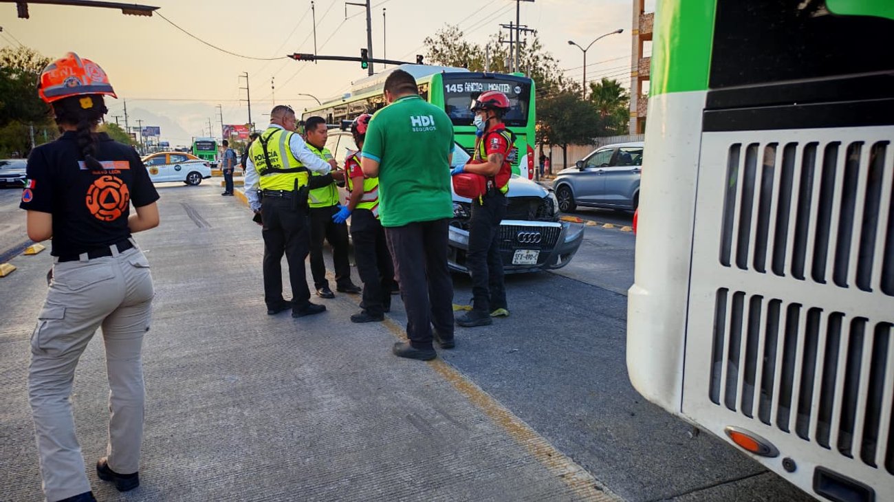 Vuelta prohibida provoca doble accidente en avenida Lincoln