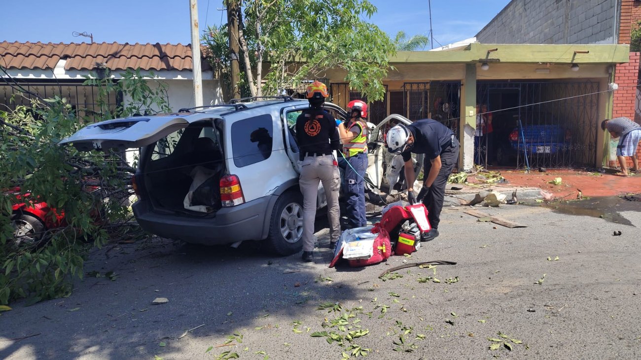 Hombre estrella camioneta contra casa en Monterrey