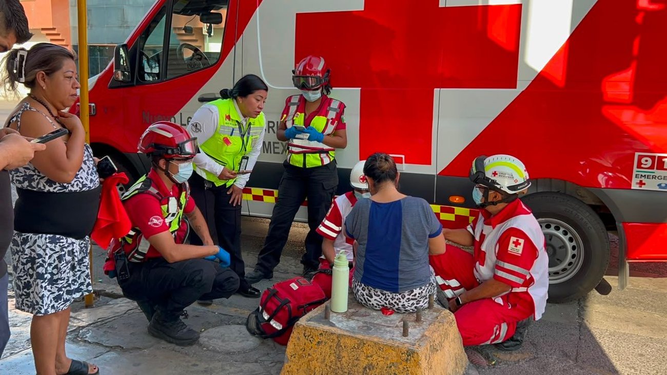 Atropellan a mujer al intentar cruzar en el Centro de Monterrey