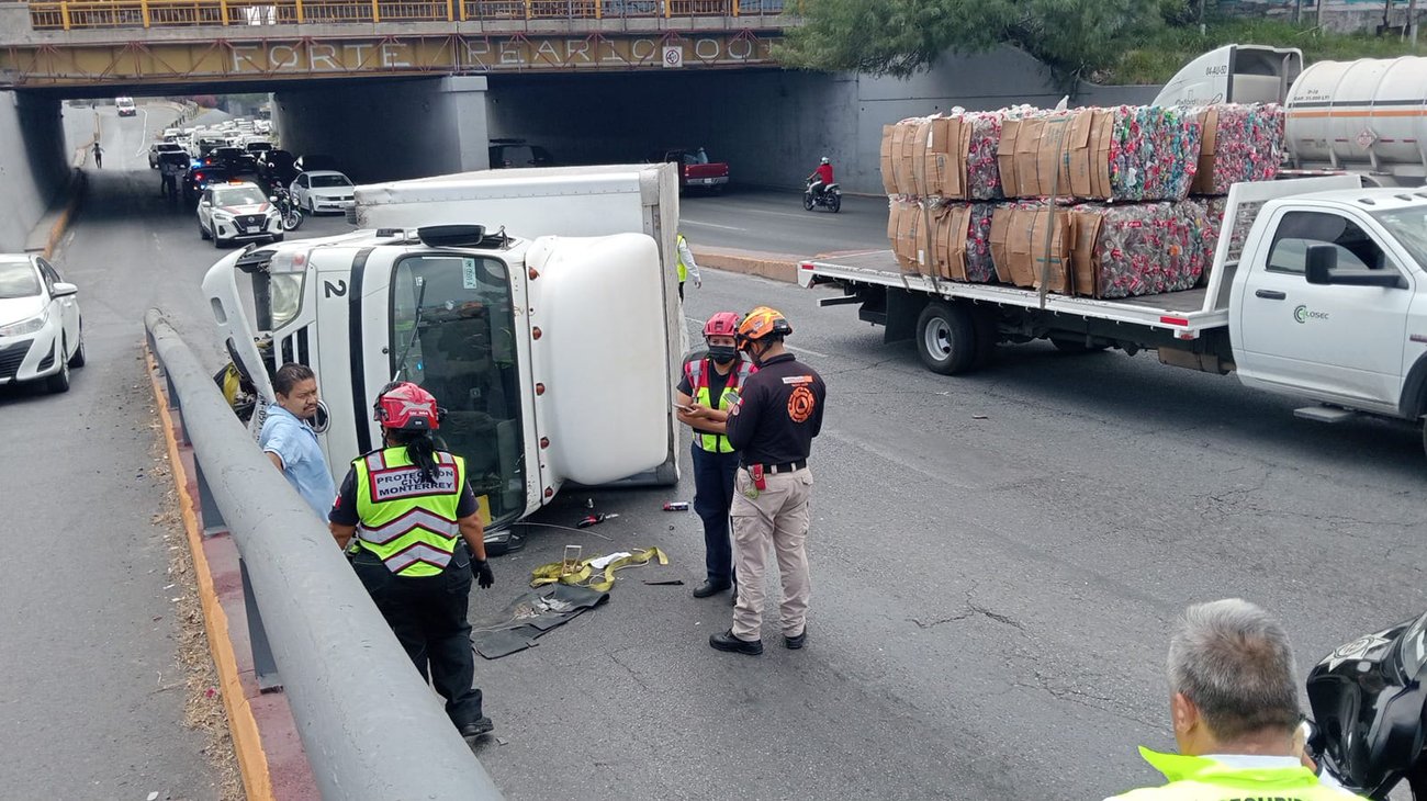 Camión de carga vuelca tras impactarse contra muro en Monterrey