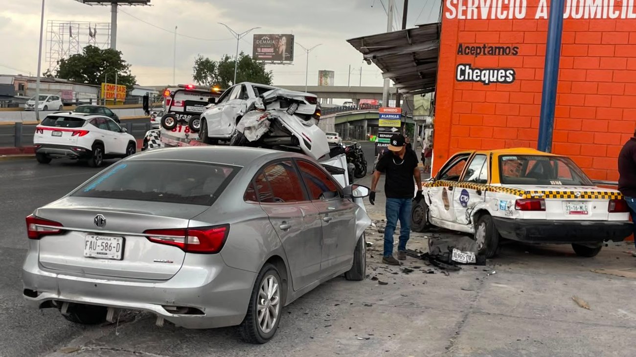 Automovilista choca contra dos vehículos en Monterrey