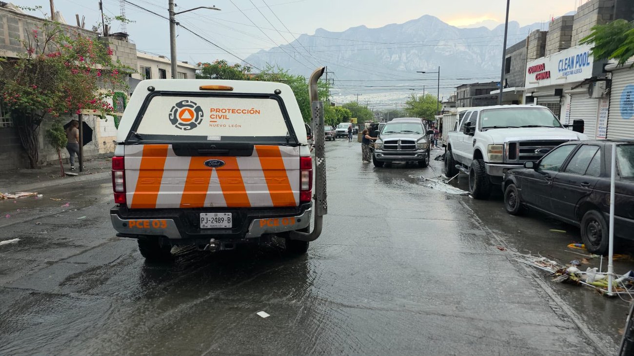 Lluvia arrastra a tres personas en Santa Catarina